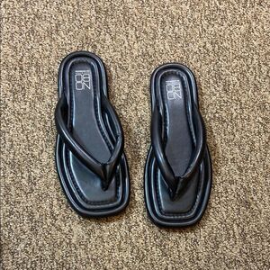No Boundaries Black Padded Square-Toe Flip Flop Sandals